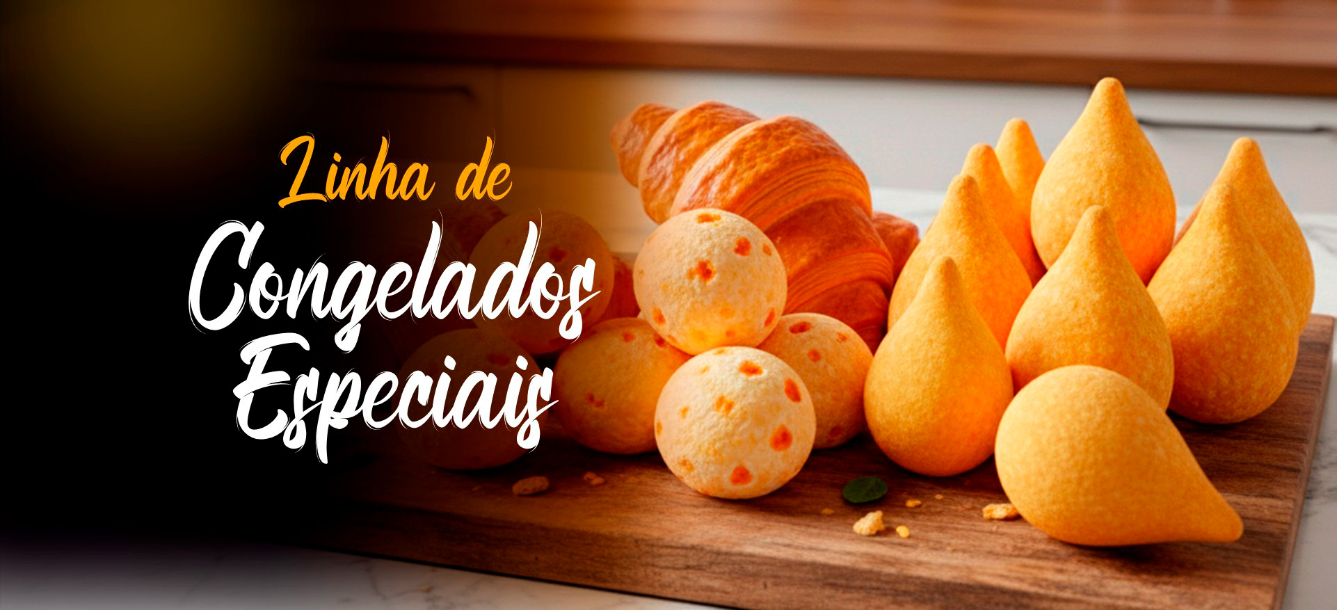 Linha de Congelados Especiais: croissants, pães de queijo e coxinhas em uma tábua de madeira